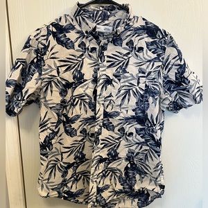 Old Navy, slim fit, button up, Hawaiian shirt. Blue and white.